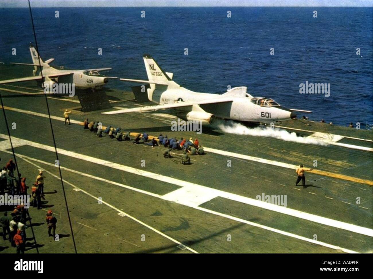Douglas A3D-2 Skywarrior di VAH-2 è lanciato da USS Coral Sea (CVA-43), circa nel 1962. Foto Stock