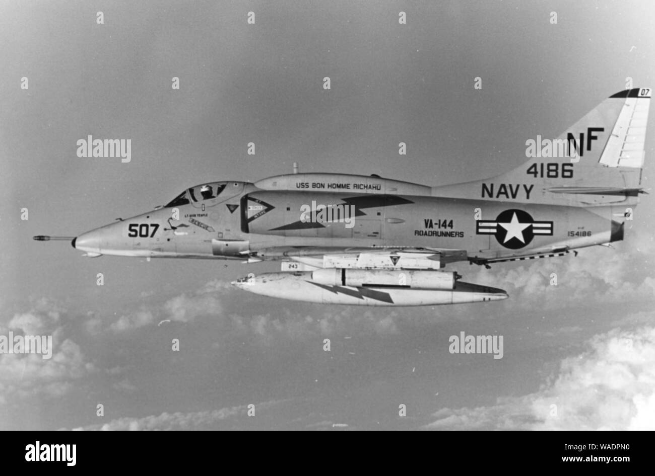 Douglas A-4F Skyhawk di VA-144 in volo in aprile 1970. Foto Stock