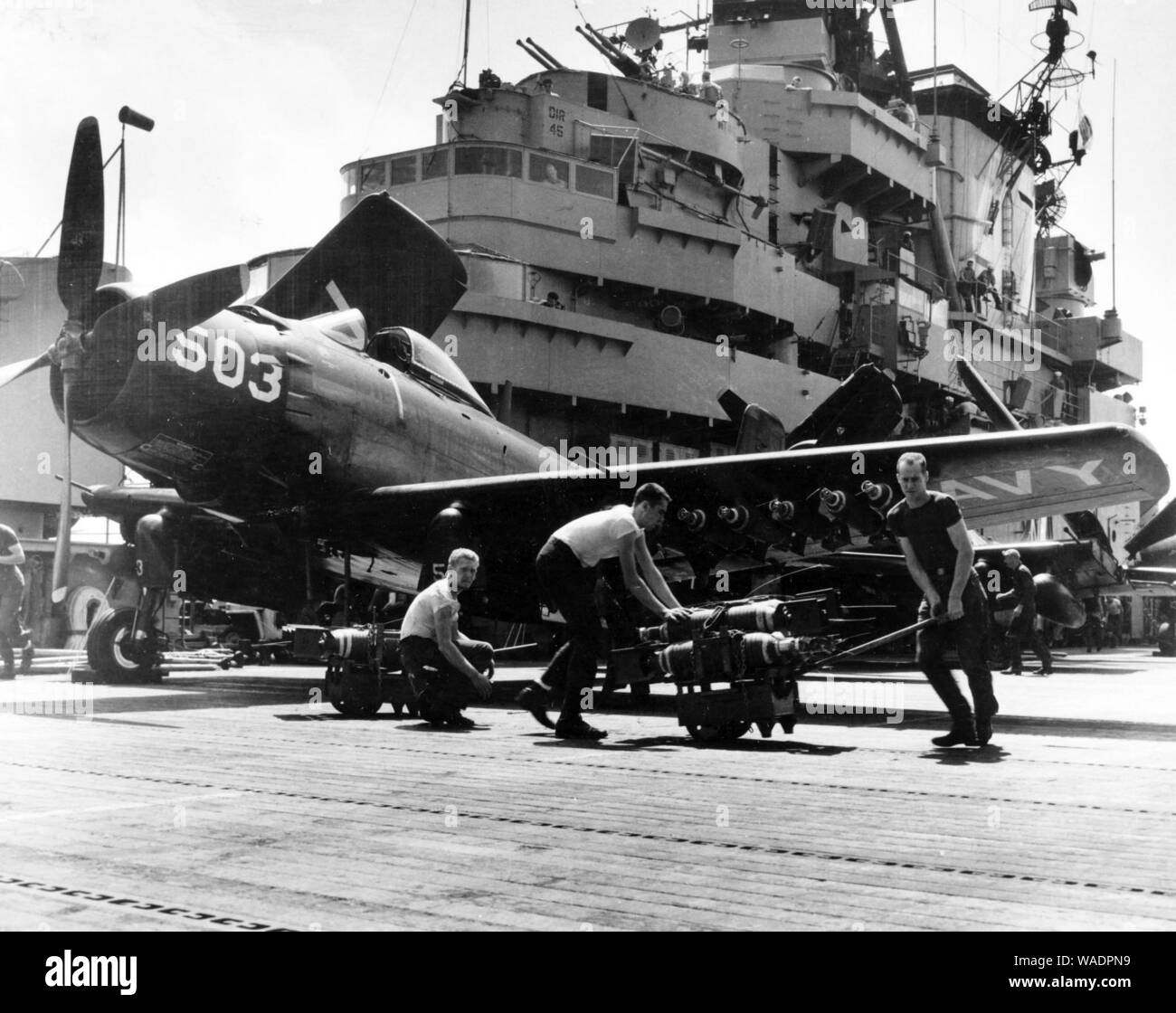 Douglas AD-4 Skyraider di VA-115 a bordo della USS Mare delle Filippine (CV-47), nell'ottobre 1950 (80-G-420919). Foto Stock