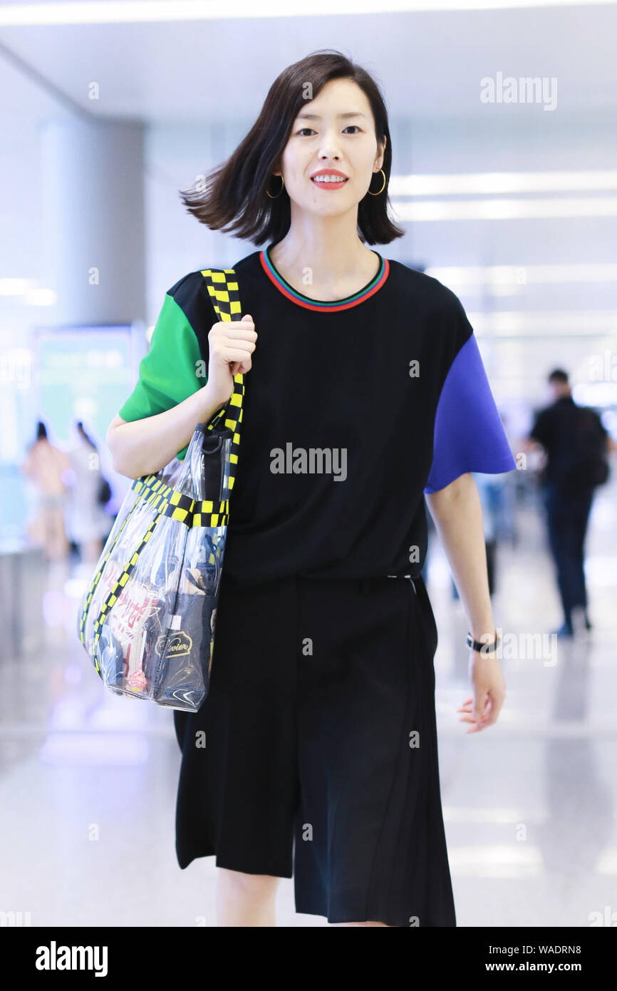 Modello cinese Liu Wen arriva a Shanghai Hongqiao International Airport prima della partenza in Cina a Shanghai, 11 luglio 2019. Mantello: scarpe Puma: Foto Stock