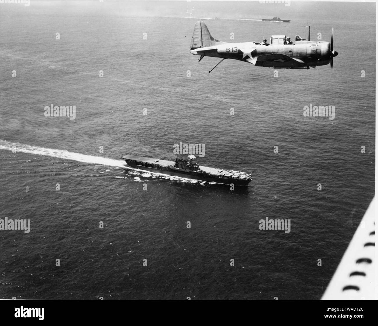 Douglas SBD vola sopra USS Enterprise (CV-6) e USS Saratoga (CV-3) il 19 dicembre 1942. Foto Stock