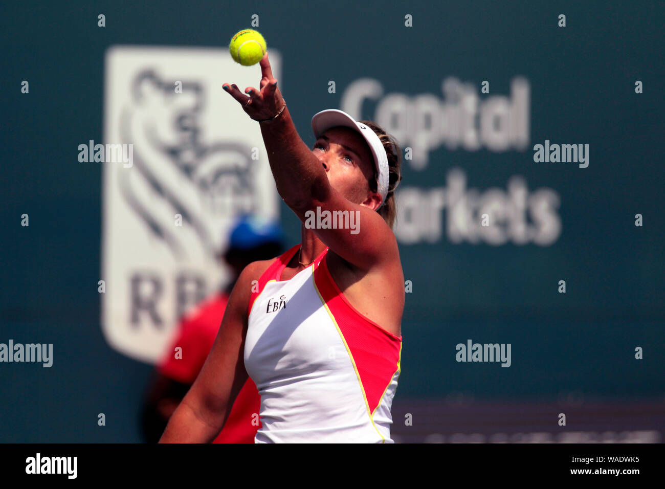 Crotona Park, Bronx, New York -- Coco Vandeweghe degli, Stati Uniti. 19 Ago, 2019. Servire Anna Blinkova della Russia durante il giorno di apertura di giocare al NYJTL Bronx aperto presso il Cary Leeds Centro Tennis in Crotona Park di New York del Bronx. Vandeweghe ha perso la partita 6-3, 6-0. Il torneo che è gratuito per il pubblico è il primo torneo professionistico nel Bronx dal 2012. Credito: Adam Stoltman/Alamy Live News Foto Stock