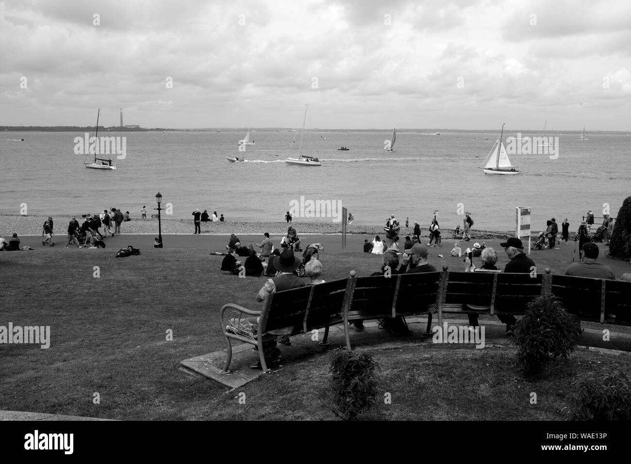 Gli spettatori durante la Cowes Week sul verde a Cowes lungomare Cowes Isola di Wight Foto Stock