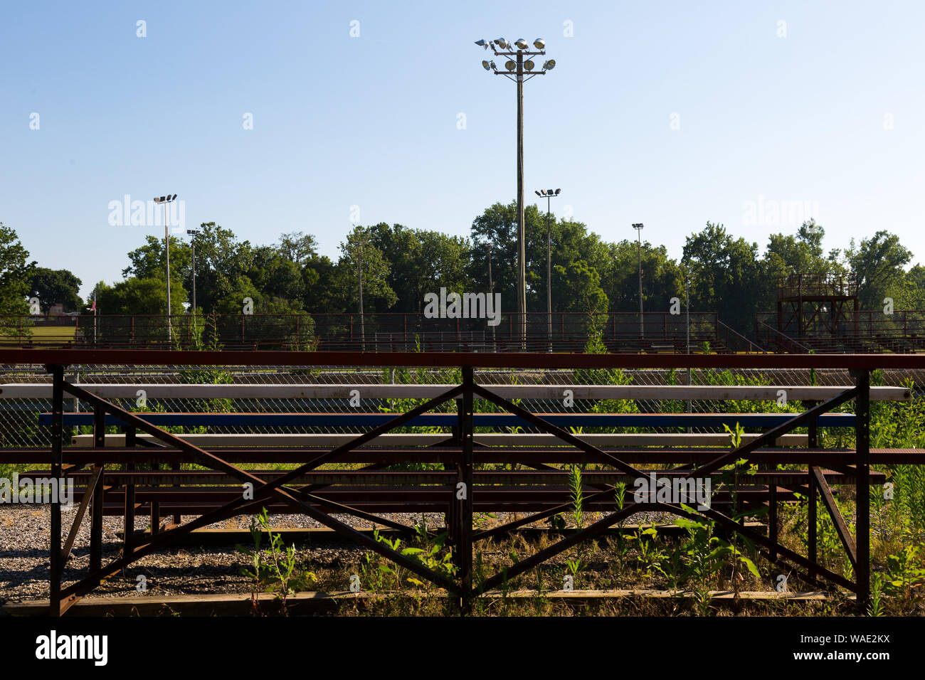 Guardando verso la via da dietro la tribuna vuota a Roanoke Park di Roanoke, Indiana, Stati Uniti d'America. Foto Stock