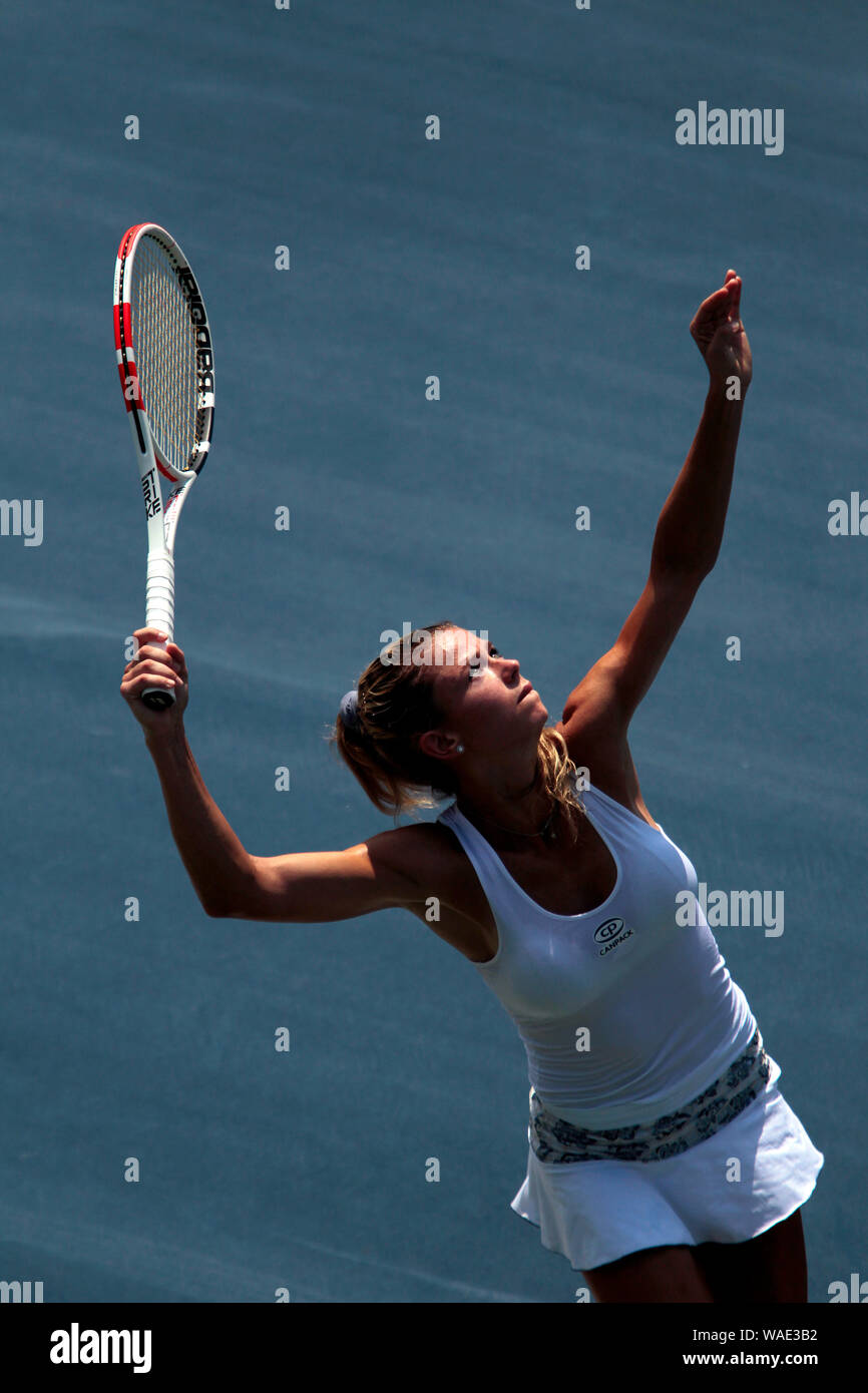 Bronx, New York, Stati Uniti d'America. 19 Ago, 2019. L'Italia Camile Giorgi di Italia serve a Margarita Gasparyan della Russia durante il NYJTL Bronx aperto presso il Cary Leeds Centro Tennis in Crotona Park di New York del Bronx. Il torneo che è gratuito per il pubblico è il primo torneo professionistico nel Bronx dal 2012. Georgi ha vinto la partita 6-3, 6-2 Credito: Adam Stoltman/Alamy Live News Foto Stock