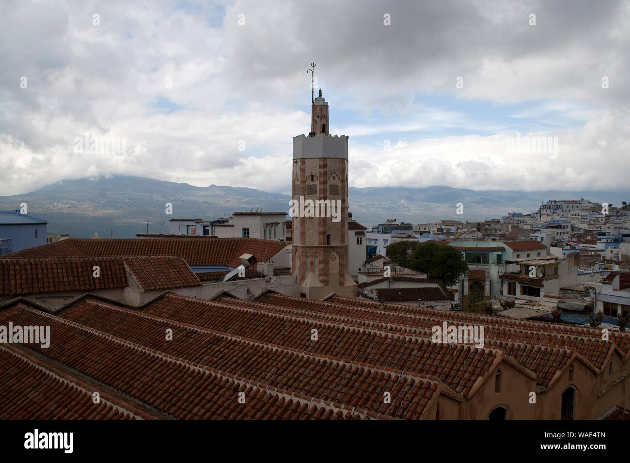 Chefchaouen Marocco, skyline della città con il minareto della moschea su un giorno di tempesta Foto Stock