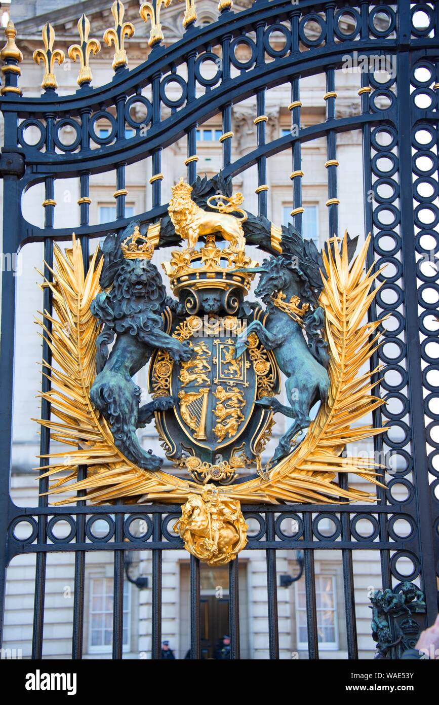 Chiudere lo stemma reale su Buckingham palace la porta di ingresso. Foto Stock