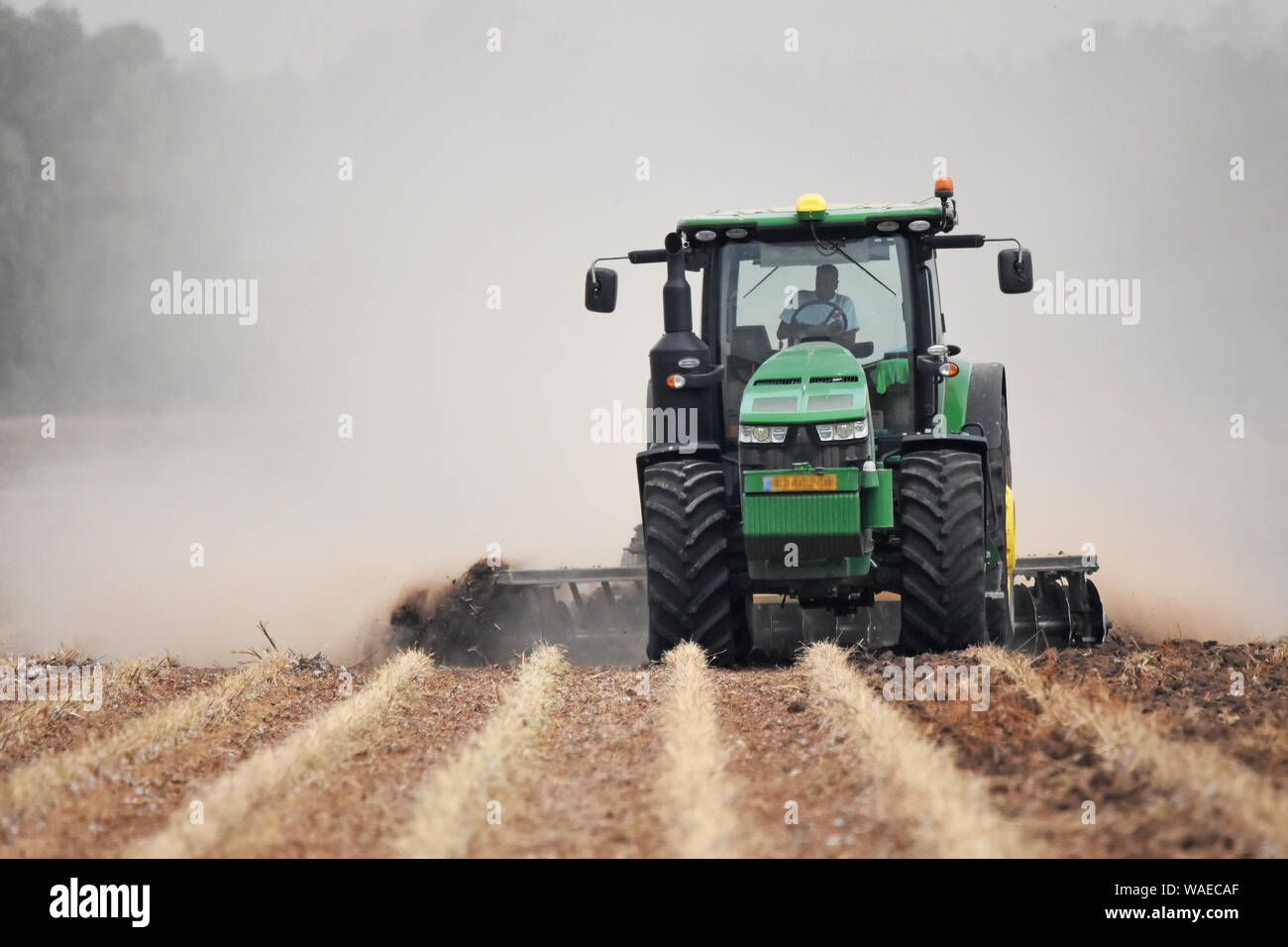 Il trattore aratura, vista frontale Foto Stock