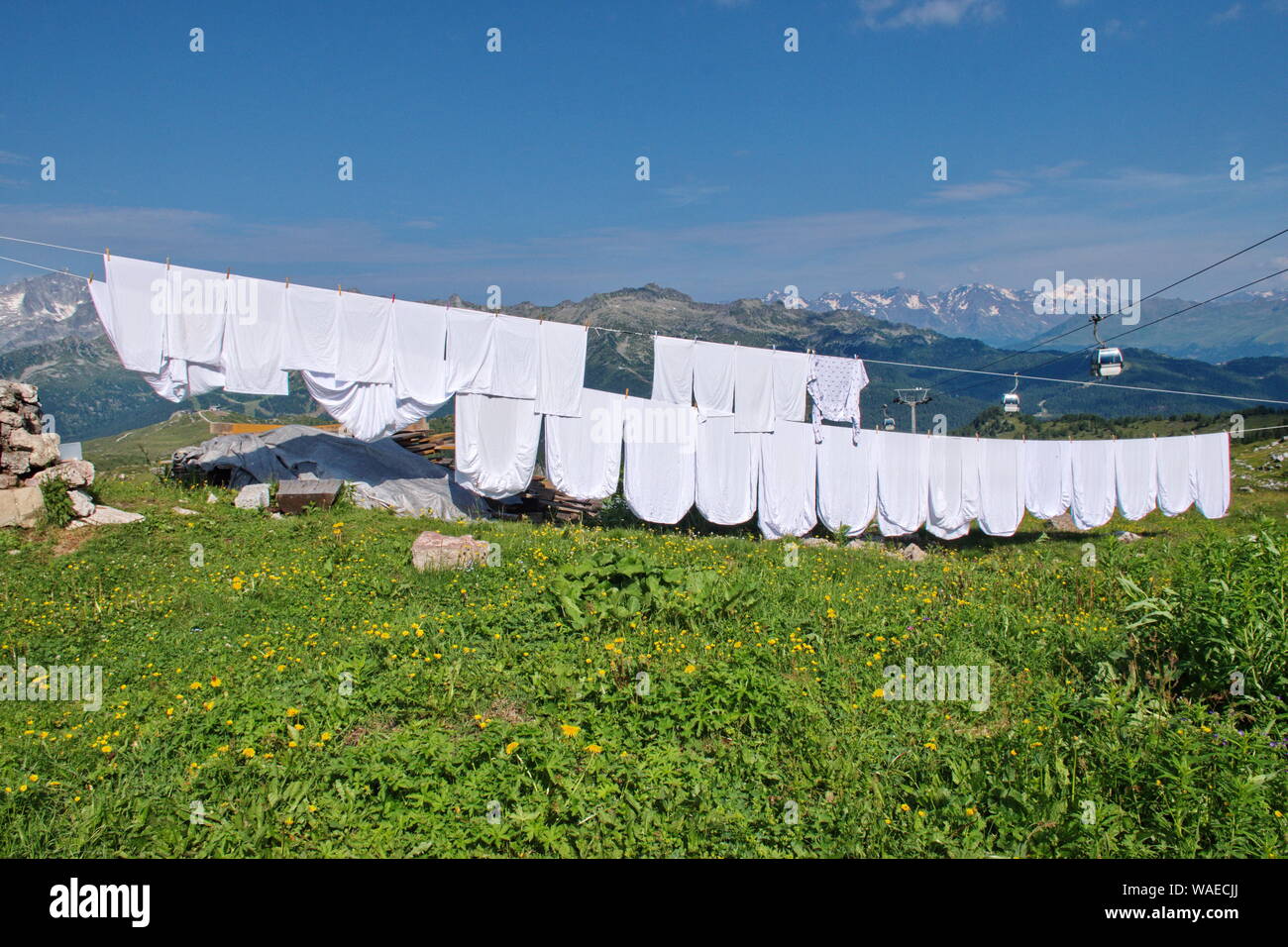 Vestiti e fogli di essiccazione al sole sulla baita di montagna nelle Dolomiti di Brenta, Italia Foto Stock