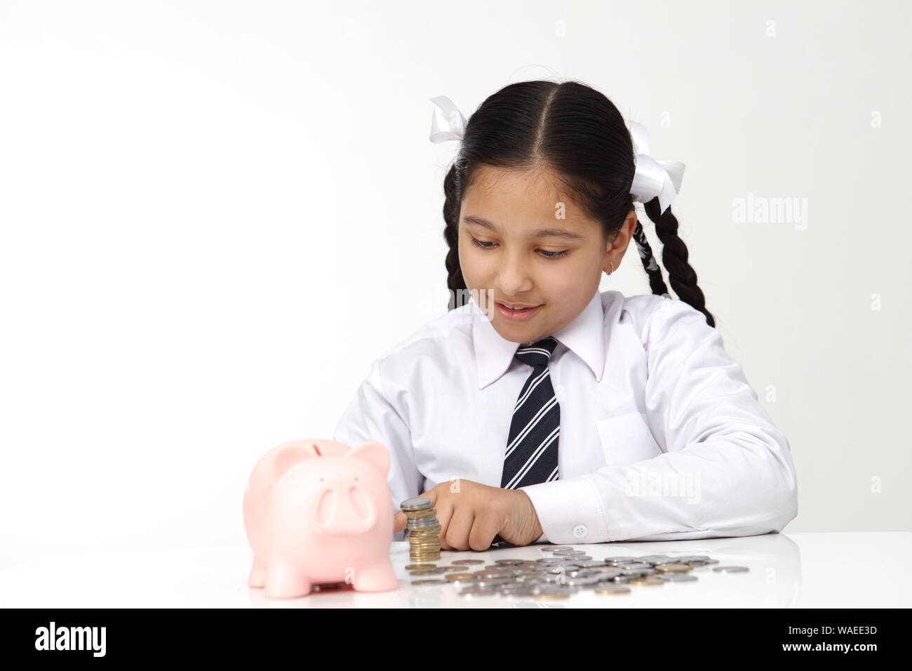 Bambino Conta Soldi Ragazzo Ha Messo Monete In Salvadanaio - Fotografie  stock e altre immagini di Bambino - iStock