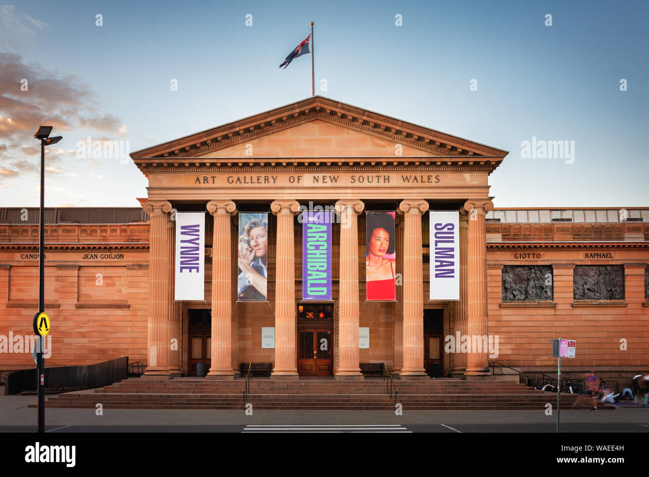 Sydney, NSW / Australia - 19 Luglio 2019: Galleria d'Arte del Nuovo Galles del Sud nella luce del mattino con cielo blu Foto Stock