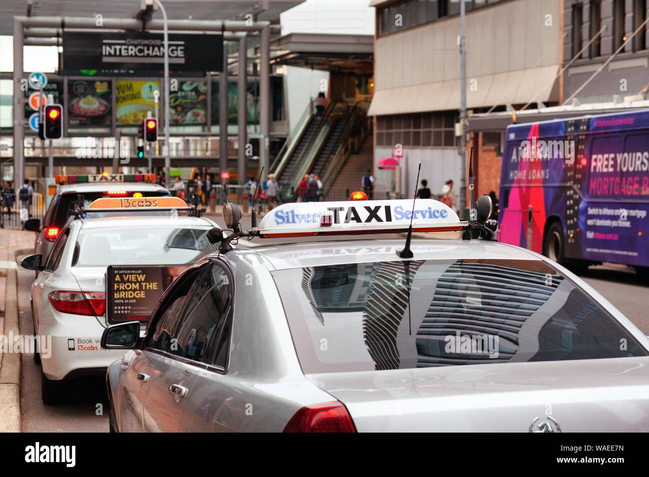 Sydney, NSW / Australia - Luglio 26 2019: Taxi di fronte a Sydney treno della metropolitana e dalla Stazione degli Autobus di Sydney popolari negozi e ristoranti spot Foto Stock