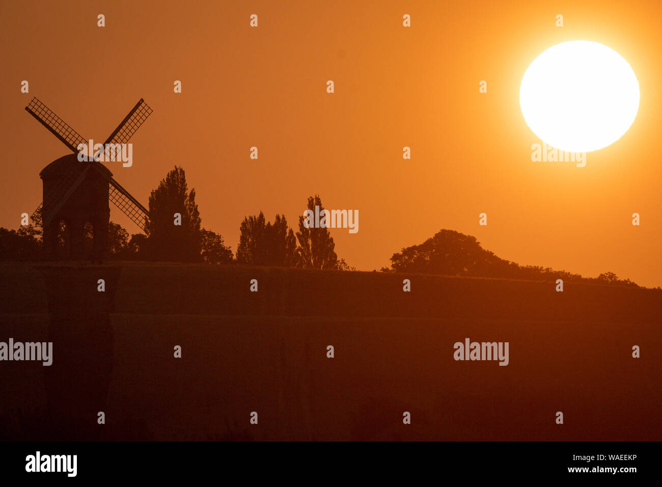 Il sole sorge su Chesterton Windmill in Chesterton, Warwickshire. Foto Stock