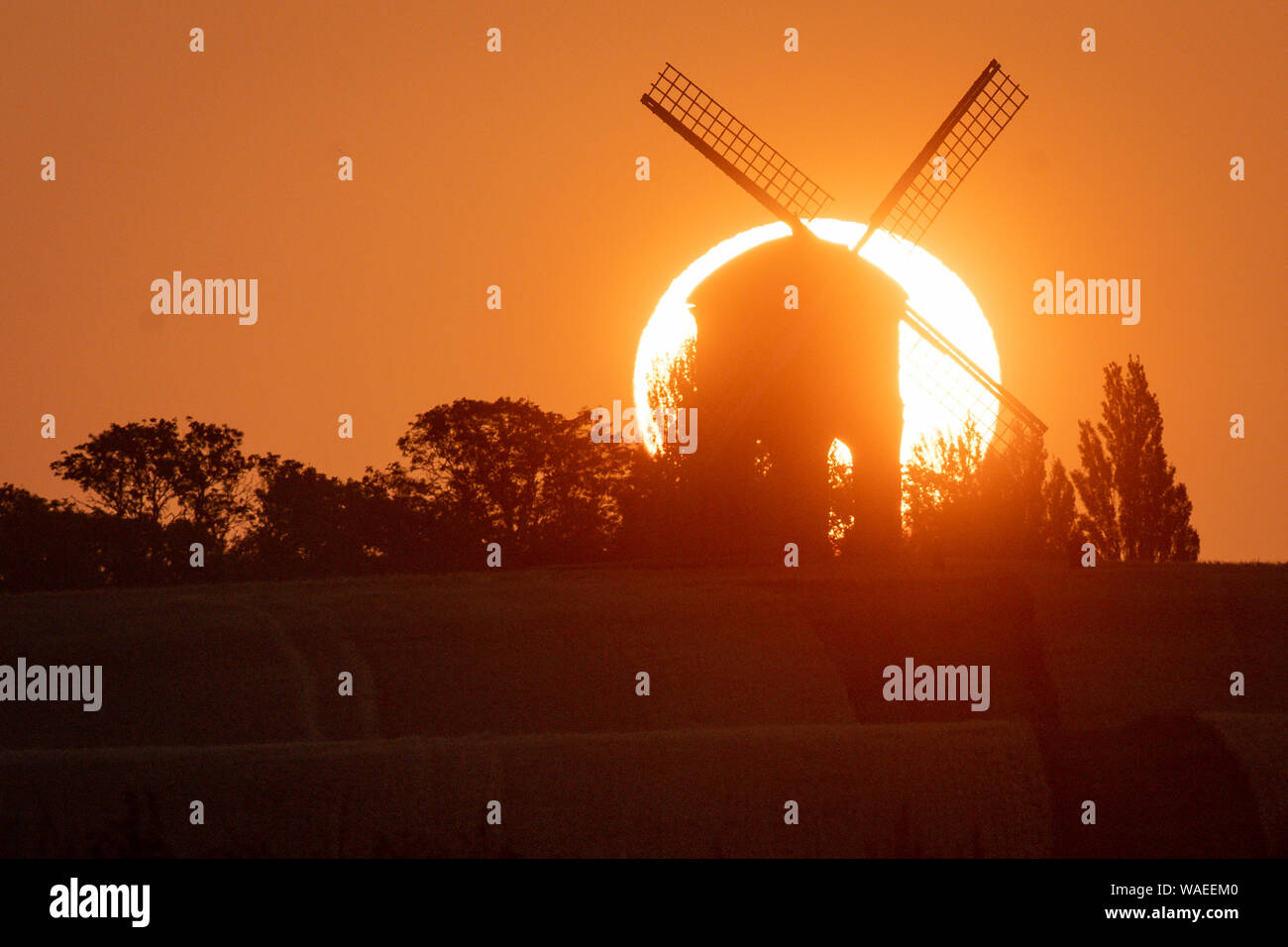 Il sole sorge su Chesterton Windmill in Chesterton, Warwickshire. Foto Stock