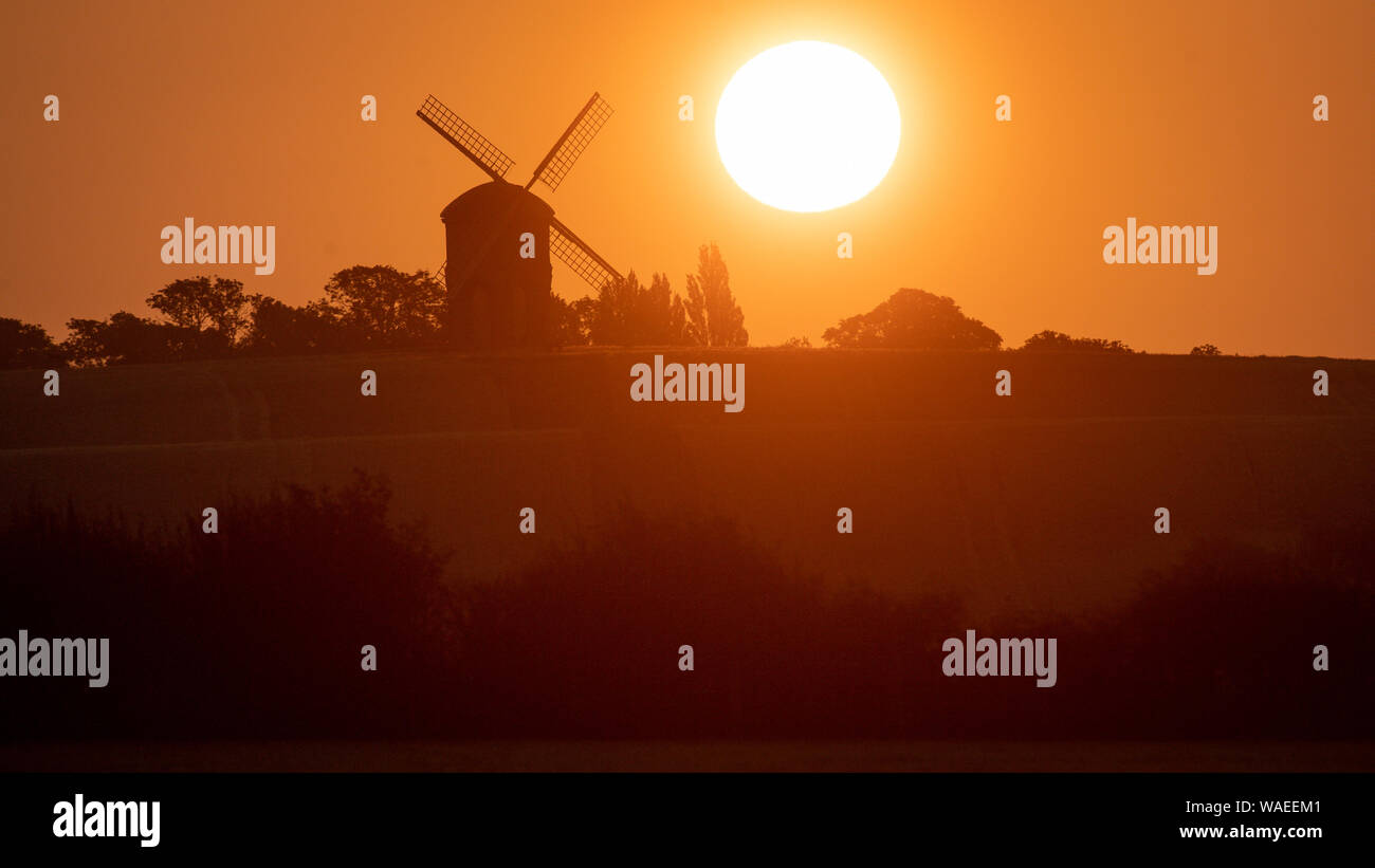 Il sole sorge su Chesterton Windmill in Chesterton, Warwickshire. Foto Stock