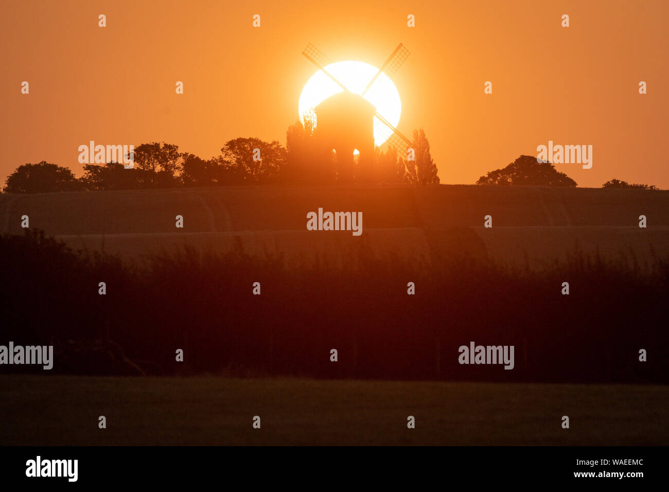 Il sole sorge su Chesterton Windmill in Chesterton, Warwickshire. Foto Stock