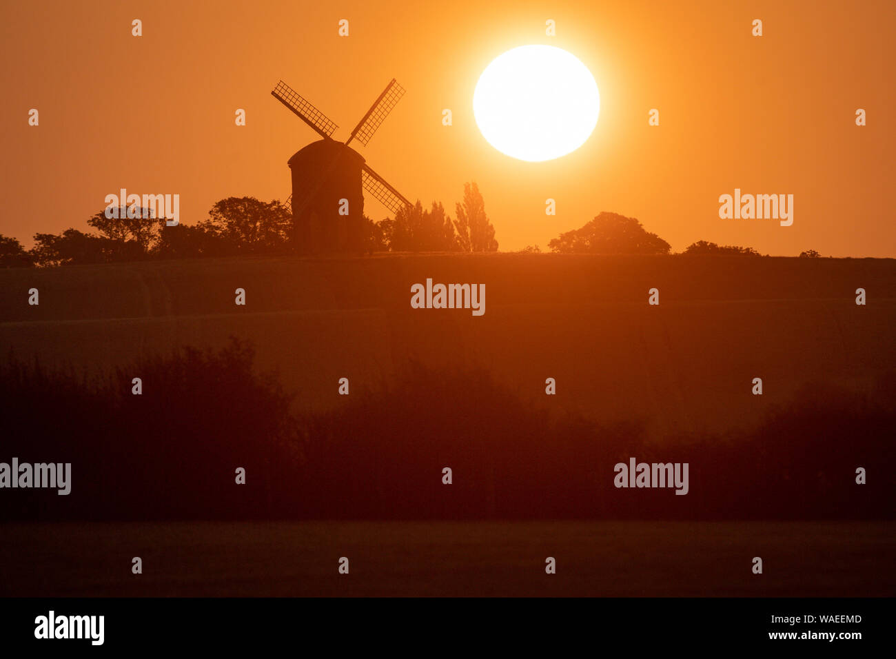 Il sole sorge su Chesterton Windmill in Chesterton, Warwickshire. Foto Stock