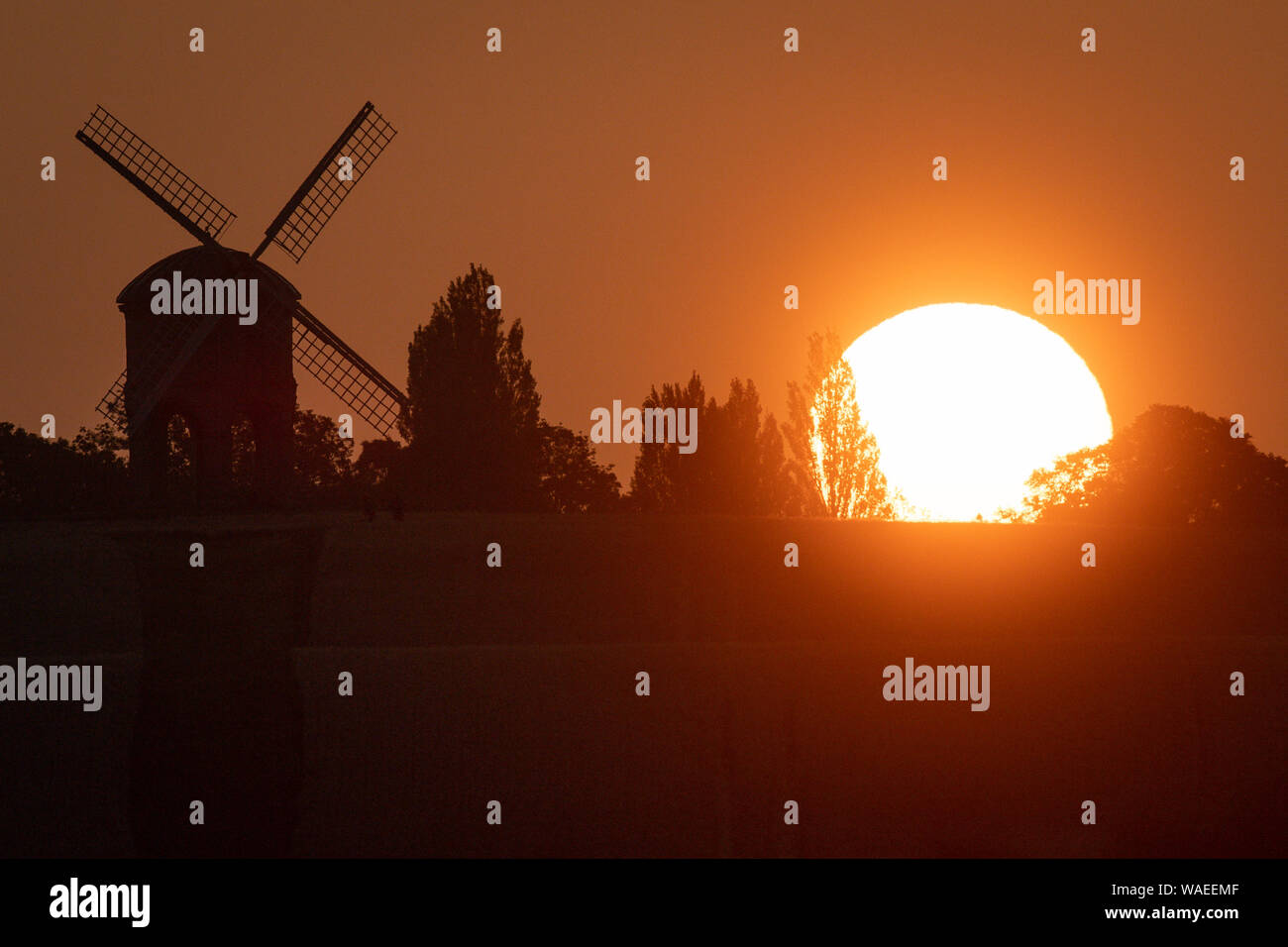 Il sole sorge su Chesterton Windmill in Chesterton, Warwickshire. Foto Stock