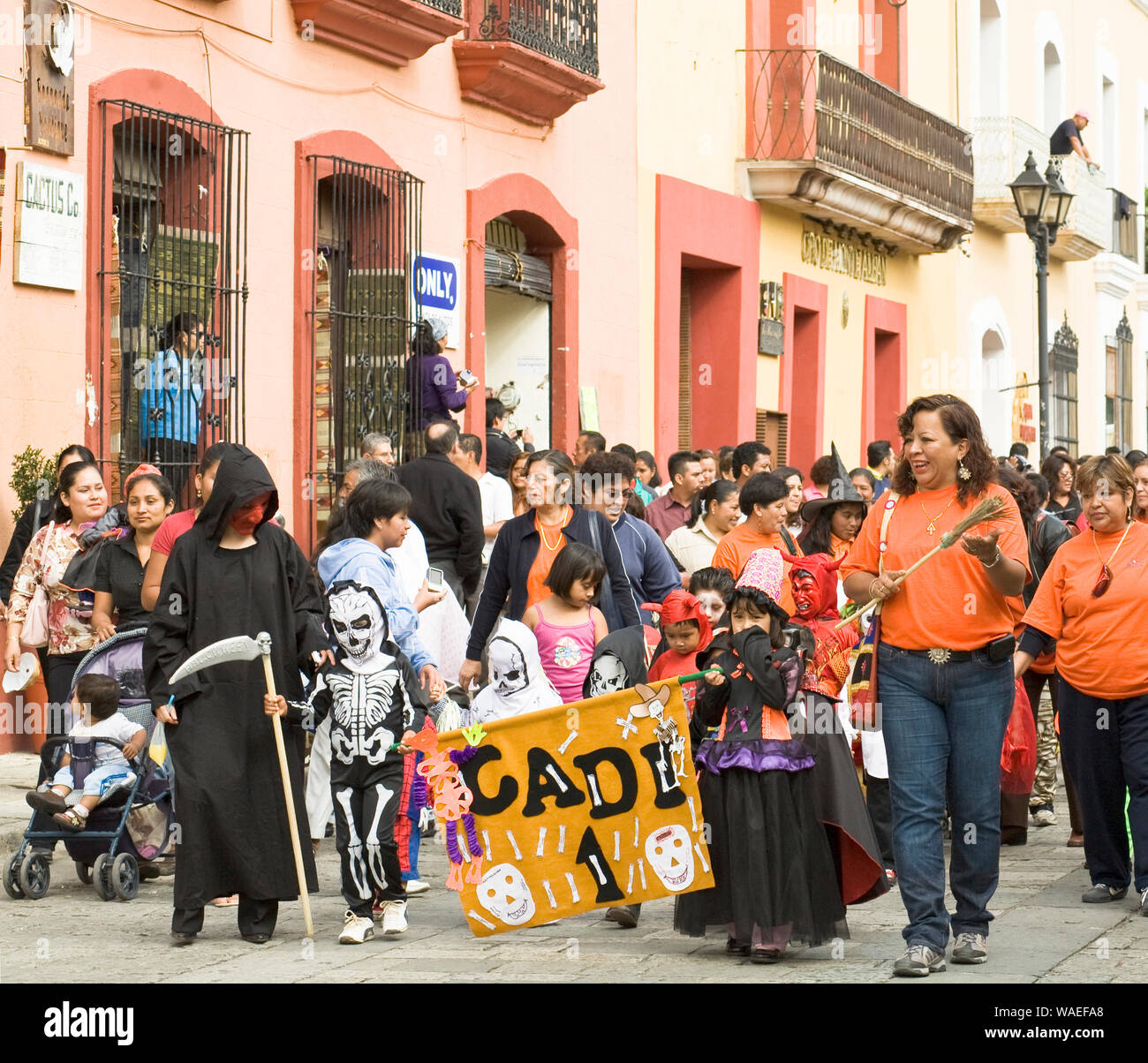 I bambini in costume e adulti marciando in Halloween il Giorno dei Morti parade, città di Oaxaca, Oaxaca, Messico festività locali e festival Foto Stock