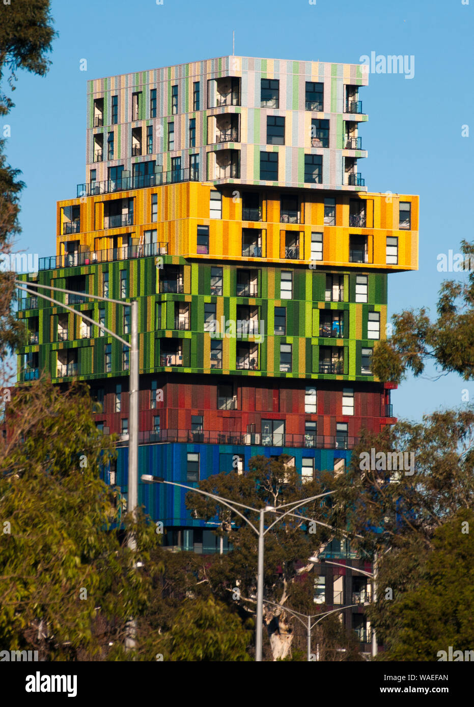L'icona, un innovativo a 17 piani appartamento Torre progettata da Jackson Clements Burrows (2015) presso il St Kilda Junction, Melbourne, Australia Foto Stock