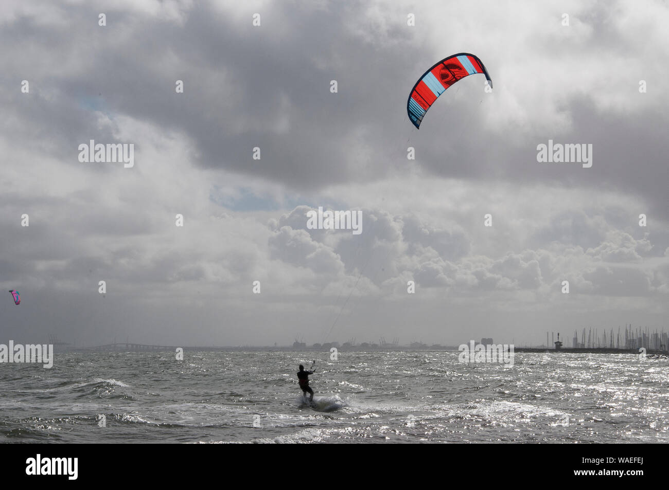 L'uomo kite-surf su una giornata invernale al Punto verde sulla Port Phillip Bay, Melbourne, Australia Foto Stock