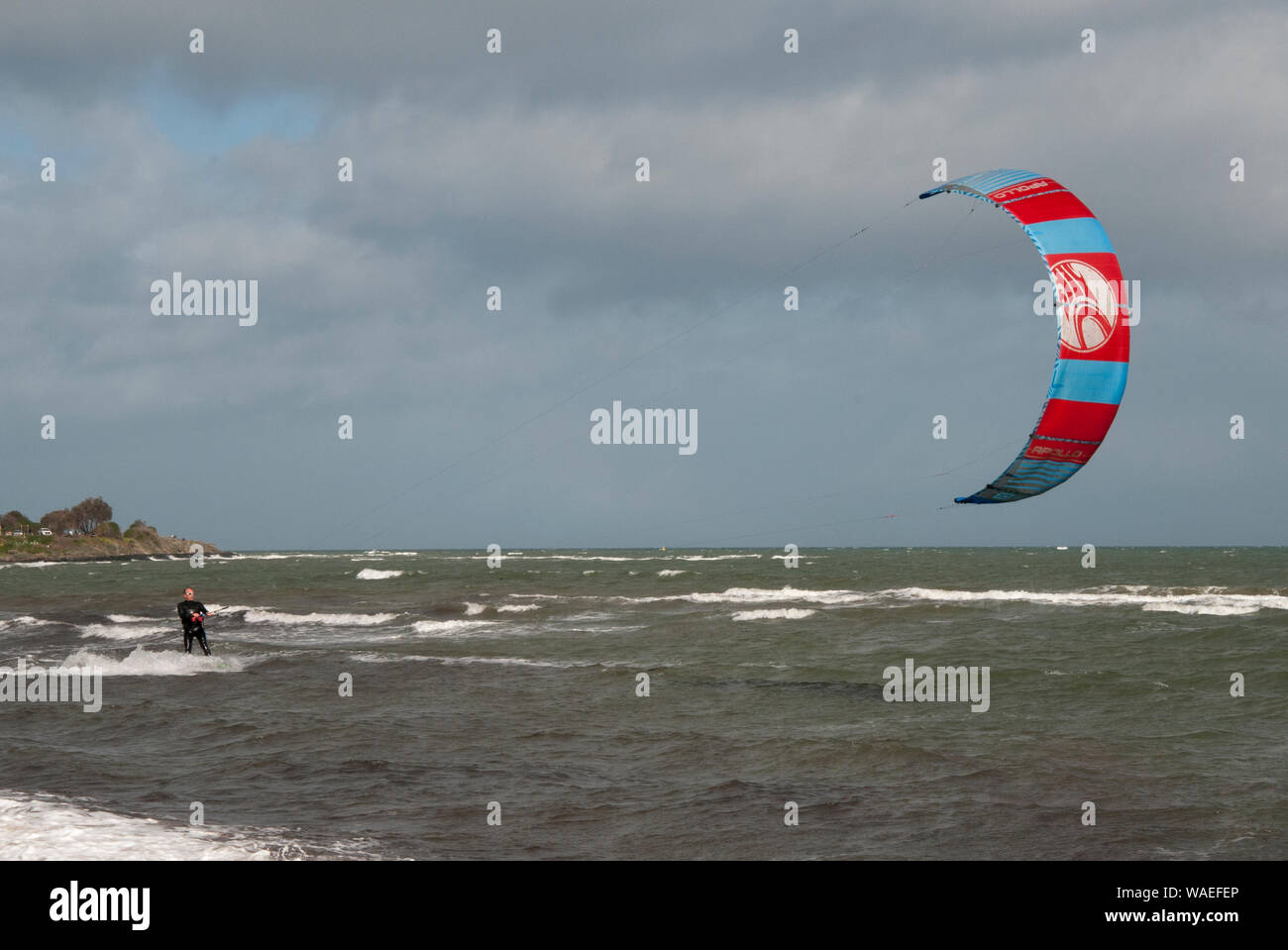 L'uomo kite-surf presso la spiaggia di Brighton sulla Port Phillip Bay, Melbourne Foto Stock