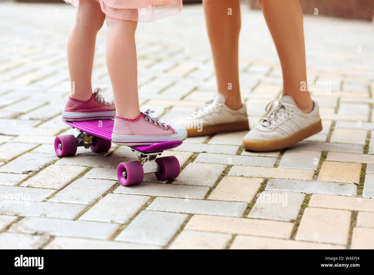 Close up della bambina che andando lo skateboard Foto Stock