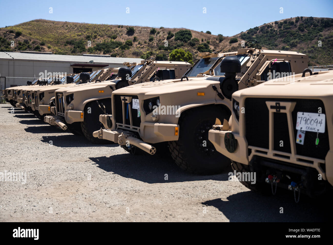 Una serie di luce comuni veicoli tattici attendere in una area di staging in 22 Area per essere distribuiti ai vari gruppi Marine Corps base Camp Pendleton, California, 19 Agosto, 2019. Il JLTV è un più resistenti e survivable set di veicoli per sostituire l'esercito e Marine Corps' Humvees. Il Marine Corps prima schierata la JLTV presso la Scuola di fanteria in Occidente, MCB Camp Pendleton, e andrà a sostituire la sua intera flotta Humvee con circa 15.000 JLTVs. (U.S. Marine Corps photo by Lance Cpl. Alison Dostie) Foto Stock