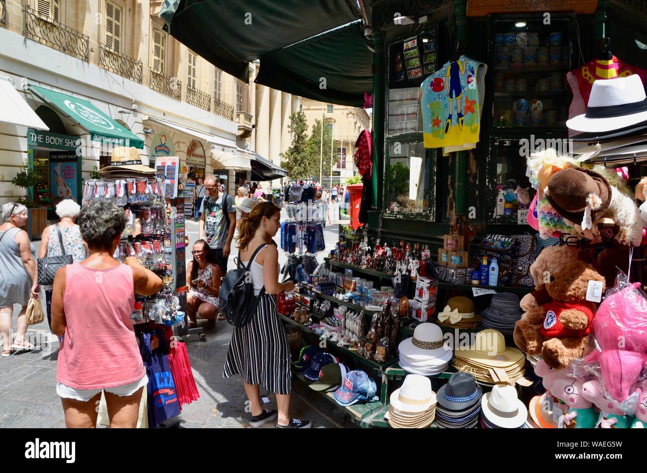 Negozi di souvenir e le caffetterie e i turisti in Repubblica Street, Valletta malta Foto Stock