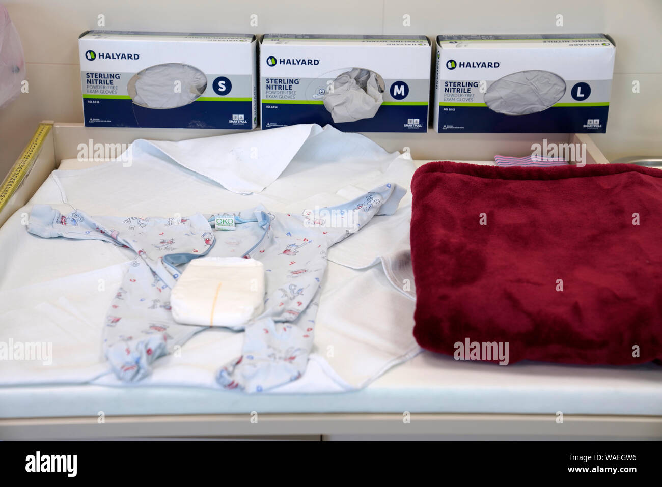 Modifica tabella nella camera di mandata in ospedale Foto Stock