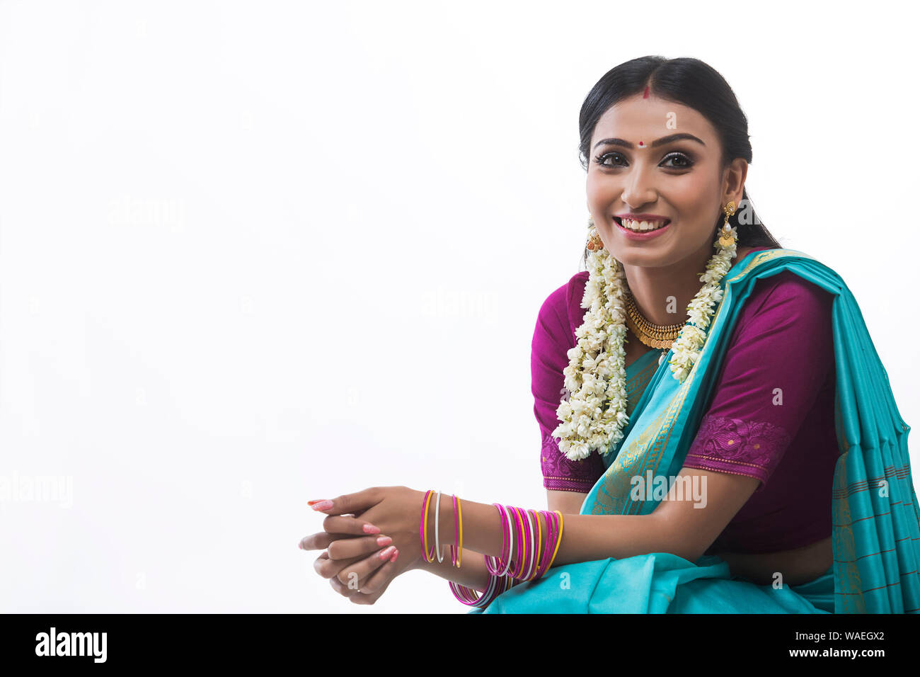 Ritratto di un sorridente sud indiane donna che indossa gajra Foto Stock