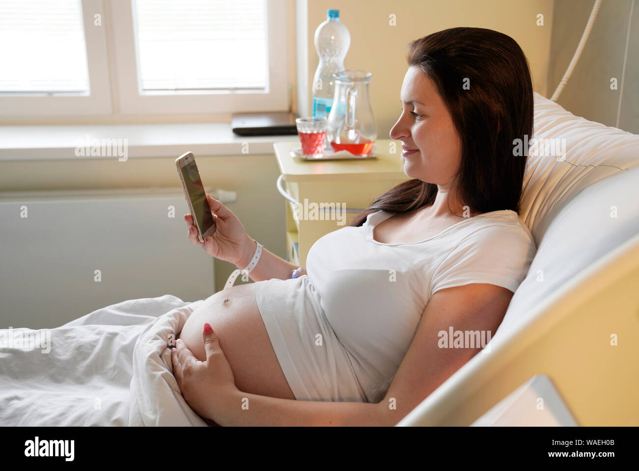 Rischio di gravidanza, donna incinta si trova in ospedale e rende selfie, Carlsbad, Repubblica Ceca, Europa Foto Stock
