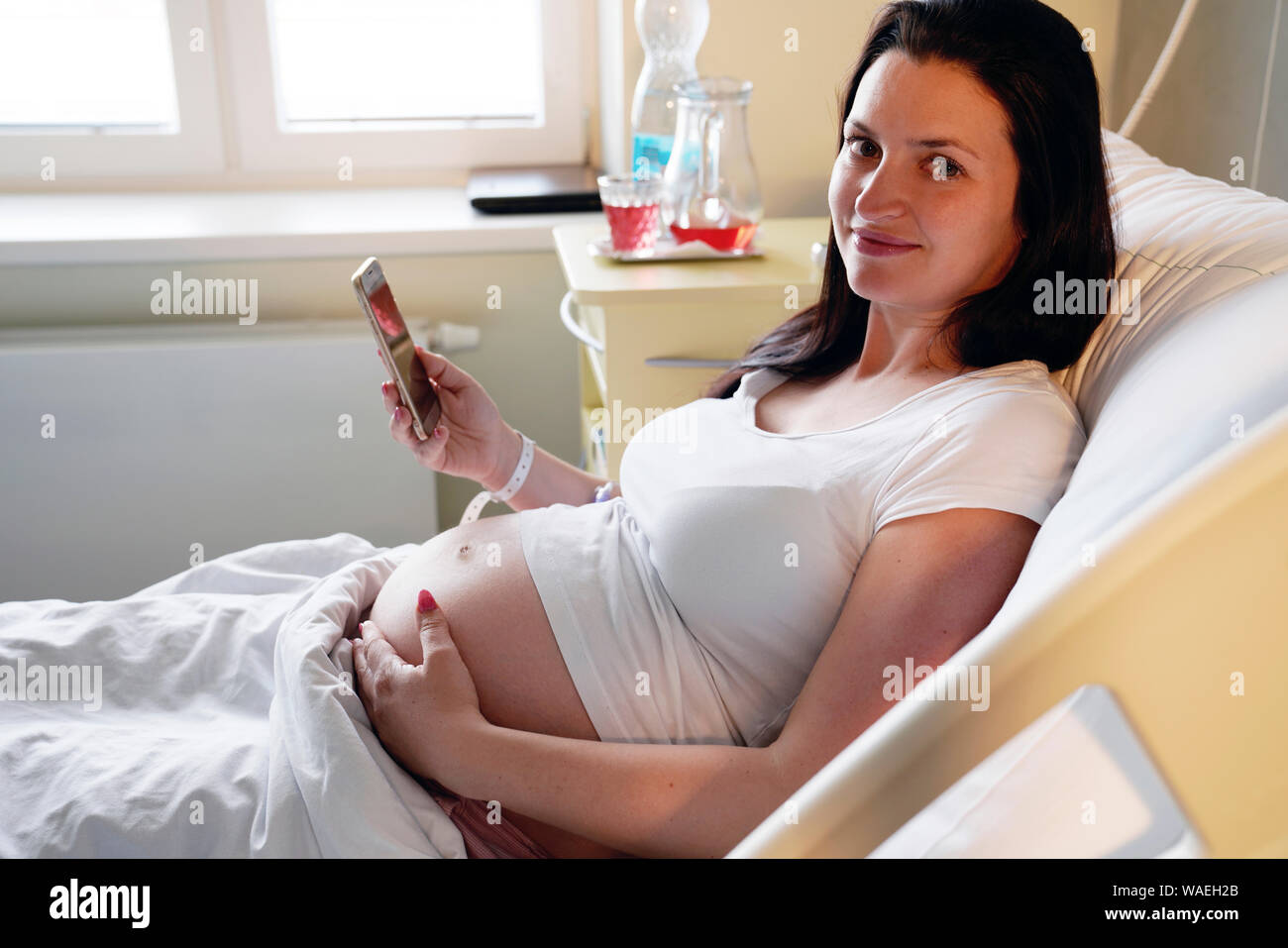 Rischio di gravidanza, donna incinta si trova in ospedale e rende selfie, Carlsbad, Repubblica Ceca, Europa Foto Stock