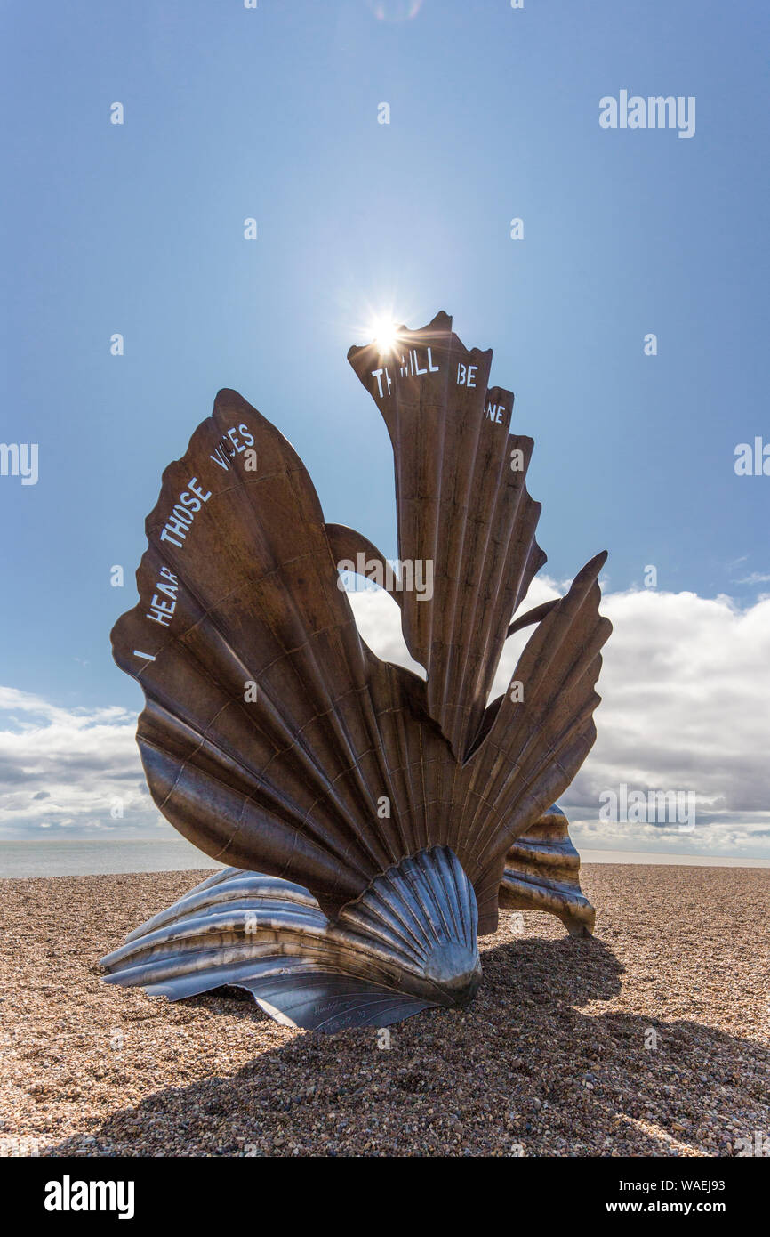La scultura chiamato smerlo, dedicata a Benjamin Britten sulla spiaggia presso la località balneare di Aldeburgh sulla east coast Suffolk, Inghilterra, Regno Unito Foto Stock