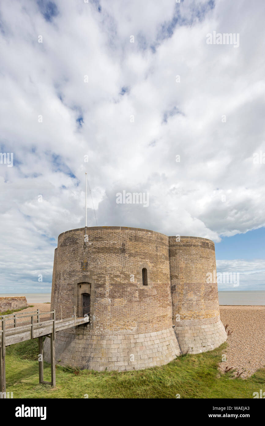 Una fortezza quatrefoil, il Martello Tower sulla costa di Suffolk a Aldeburgh, East Suffolk, Inghilterra, Regno Unito. "Guardando un po' come le torri di raffreddamento' Foto Stock