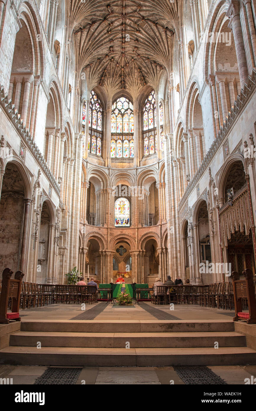L'interno e la sede del vescovo di Norwich Cathedral Foto Stock