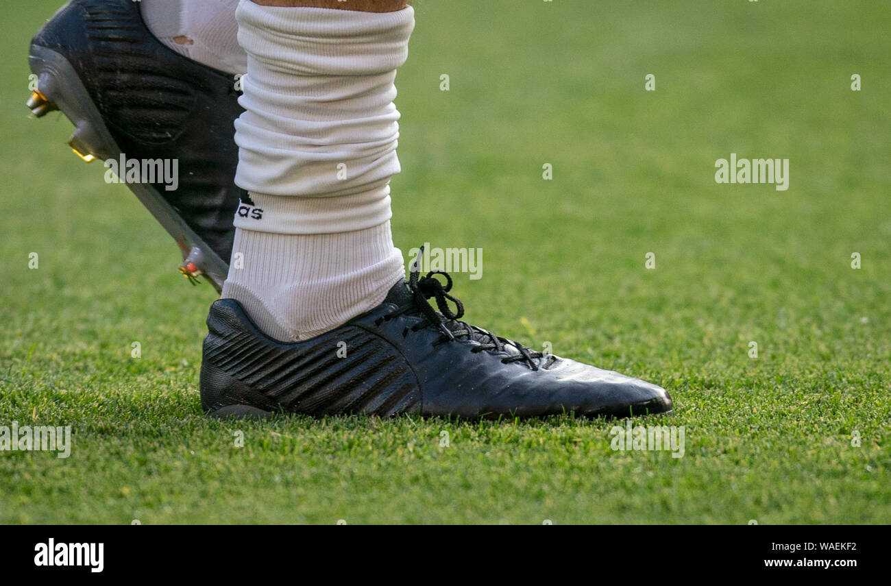 Wolverhampton, Regno Unito. 19 Ago, 2019. Harry Maguire del Man Utd nera non di marca di scarpe da calcio durante il match di Premier League tra Wolverhampton Wanderers e il Manchester United al Molineux, Wolverhampton, in Inghilterra il 19 agosto 2019. Foto di Andy Rowland. Credito: prime immagini multimediali/Alamy Live News Foto Stock