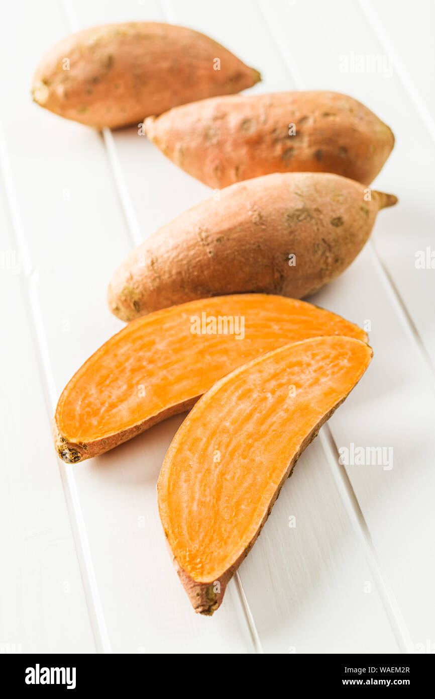 Le patate dolci sul tavolo bianco. Foto Stock