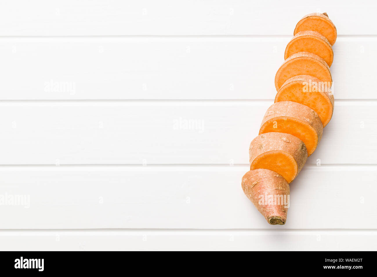 Le patate dolci sul tavolo bianco. Foto Stock