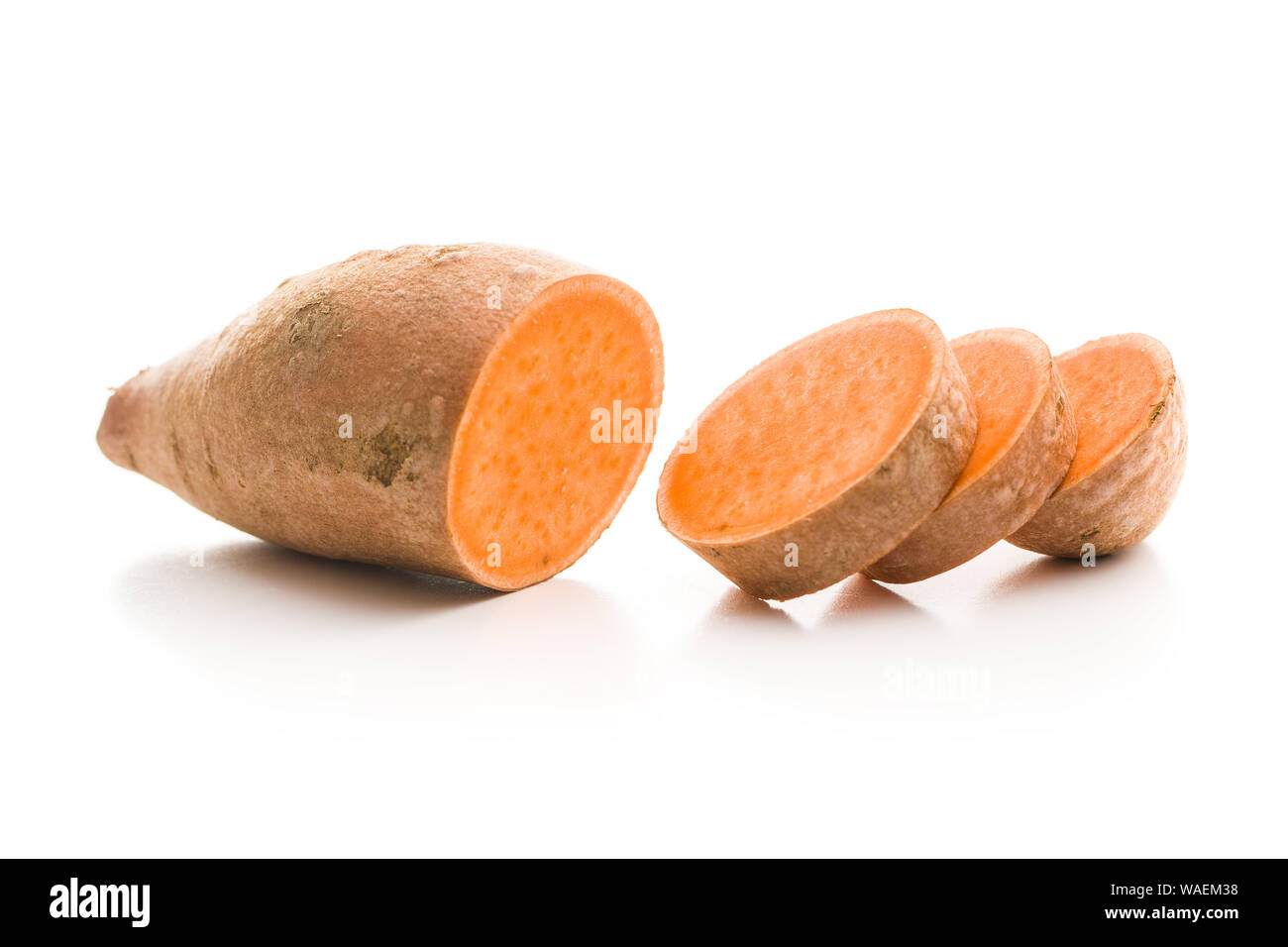 Le patate dolci isolati su sfondo bianco. Foto Stock