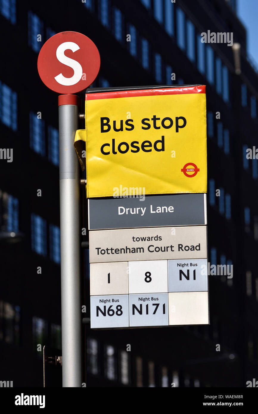 Londra, Inghilterra, Regno Unito. Fermata bus fuori servizio in Drury Lane Foto Stock
