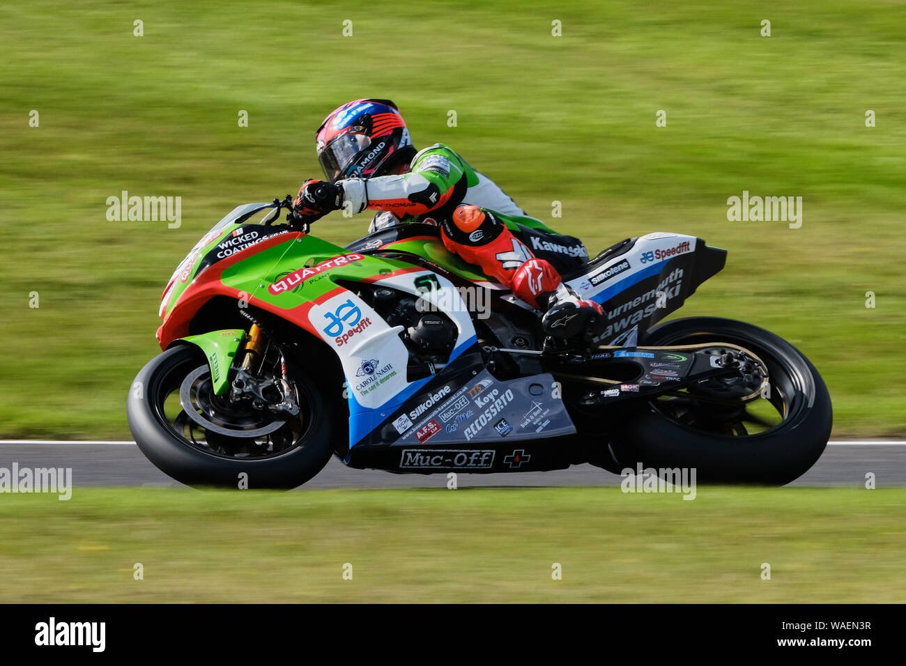 Ben Currie poteri i suoi quattro impianti JG Speedfit Kawasaki intorno Charlies Corner a BSB Cadwell Park 2019 Foto Stock