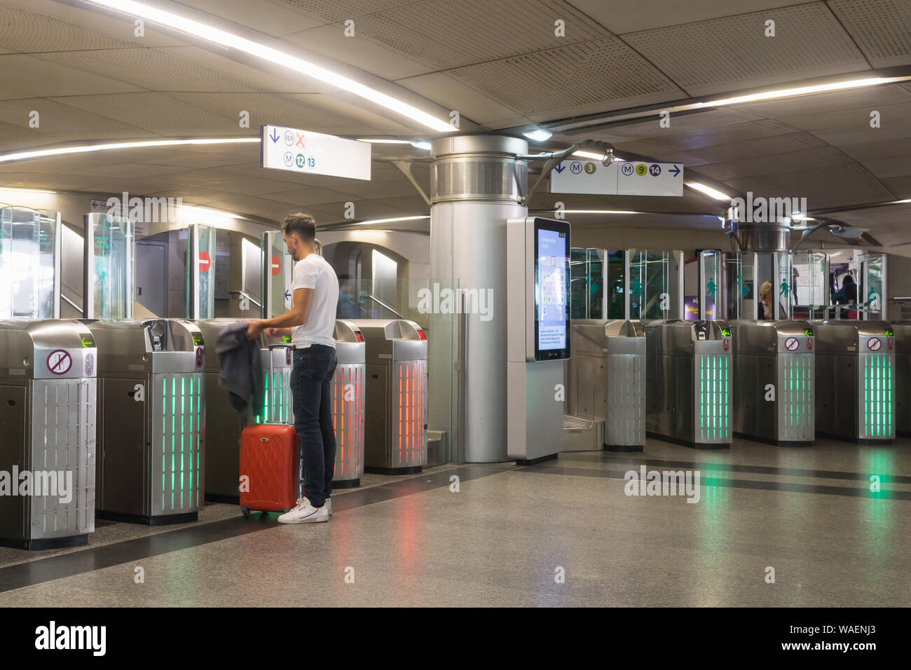 Metropolitana di Parigi - un uomo di entrare a Parigi la stazione della metropolitana attraverso il tornello. In Francia, in Europa. Foto Stock