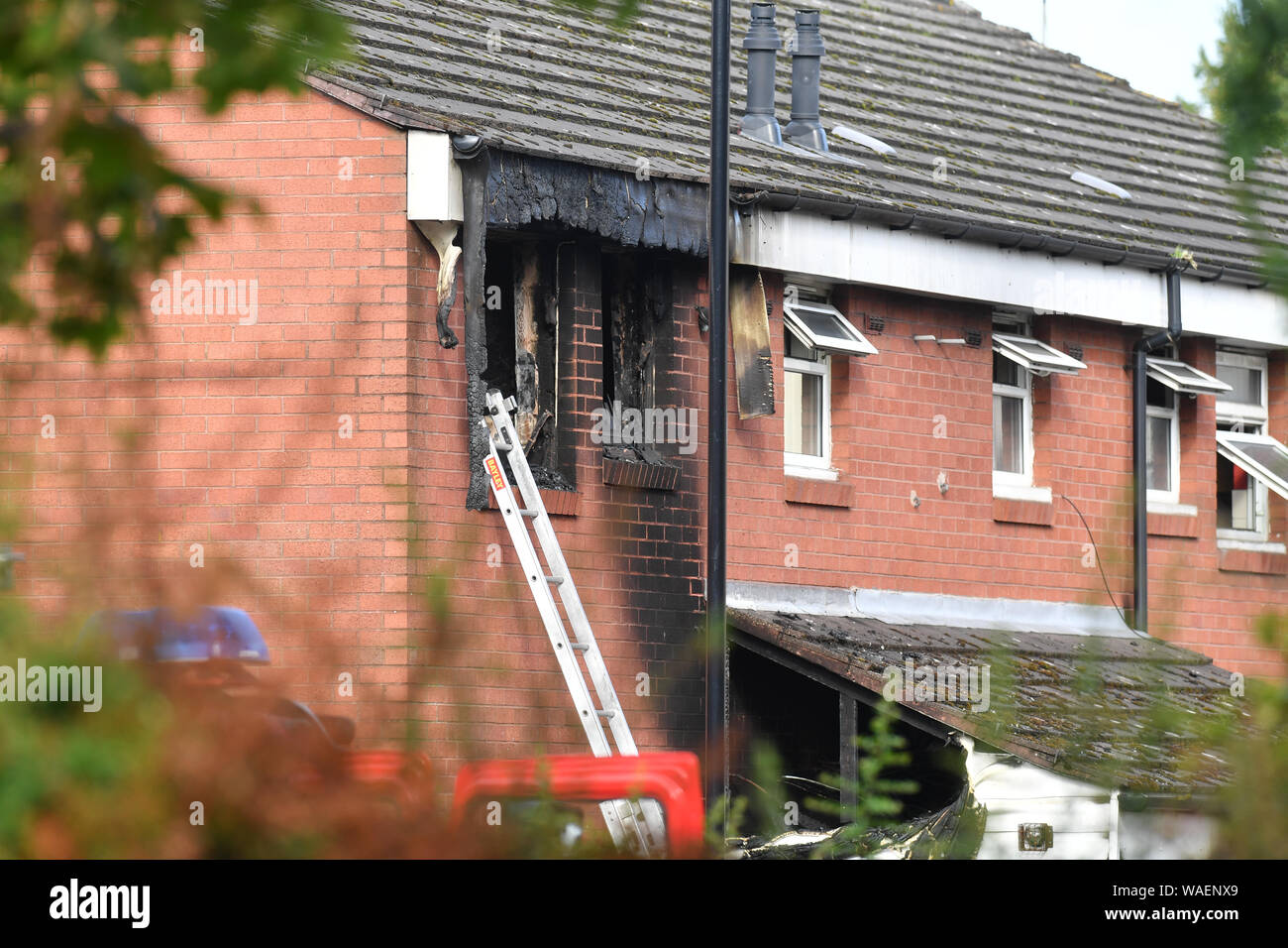 Servizi di emergenza che frequentano la scena di un incendio su Jenner Street a Coventry dove un uomo è morto nelle prime ore della mattina di martedì. Foto Stock