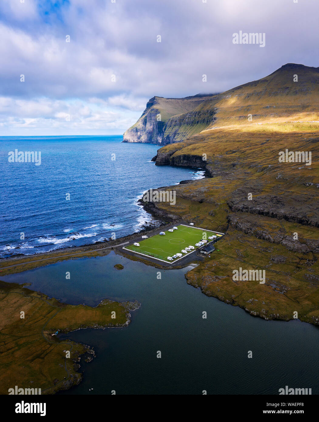 Vista aerea di un vecchio campo di calcio sulla costa vicino Eidi nelle isole Faerøer Foto Stock