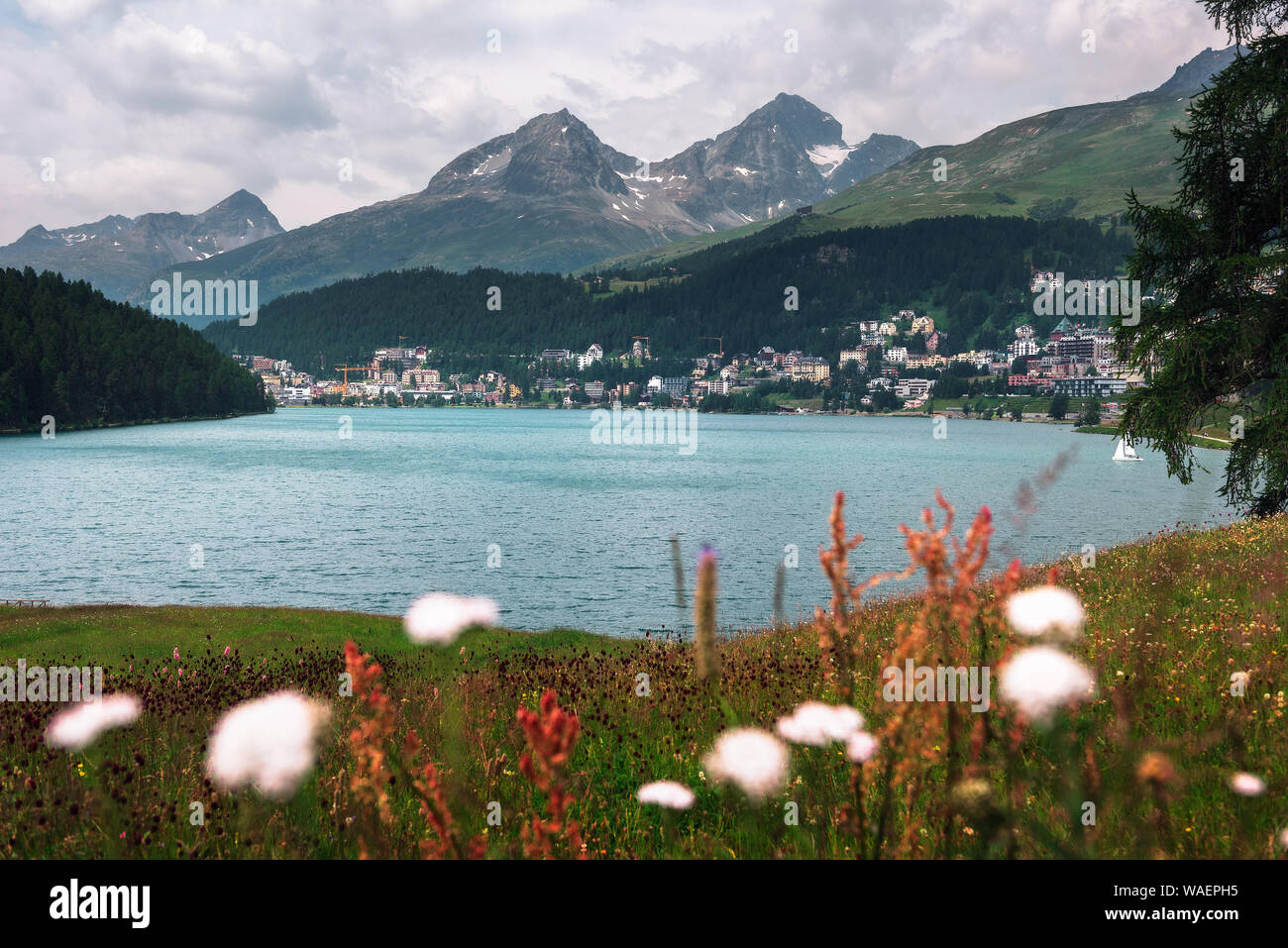 Moritz con lago chiamato San Moritzsee e alpi svizzere in Engadina, Svizzera Foto Stock