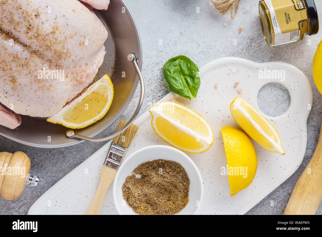Crudo Intero tacchino o pollo e ingredienti. Preparazione di una vacanza celebrazione cena. Foto Stock