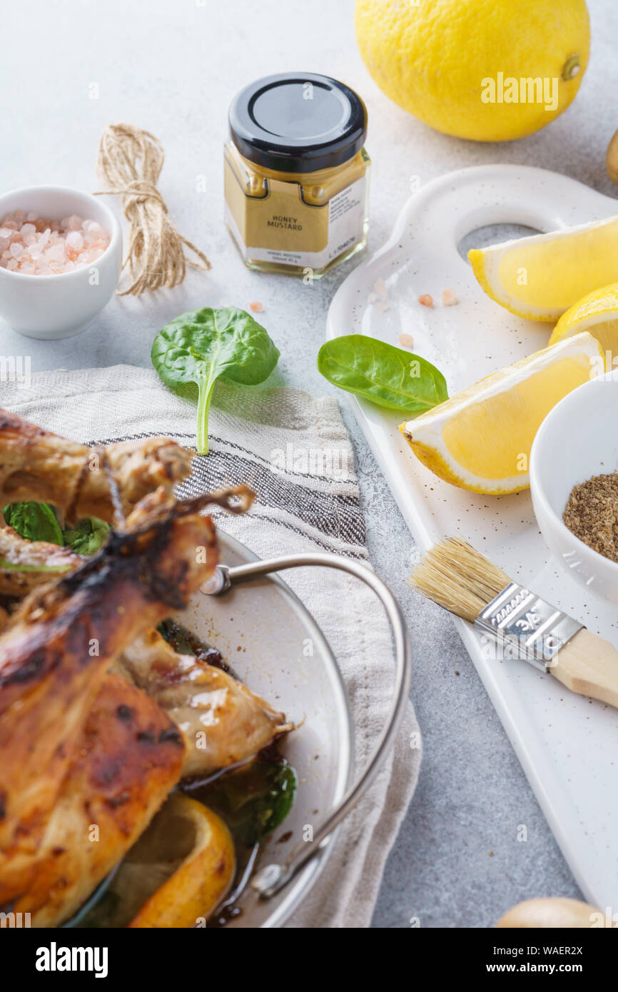 Arrosto di tacchino intero e gli ingredienti. Cibo per una cena di gala del concetto. Messa a fuoco selettiva. Foto Stock