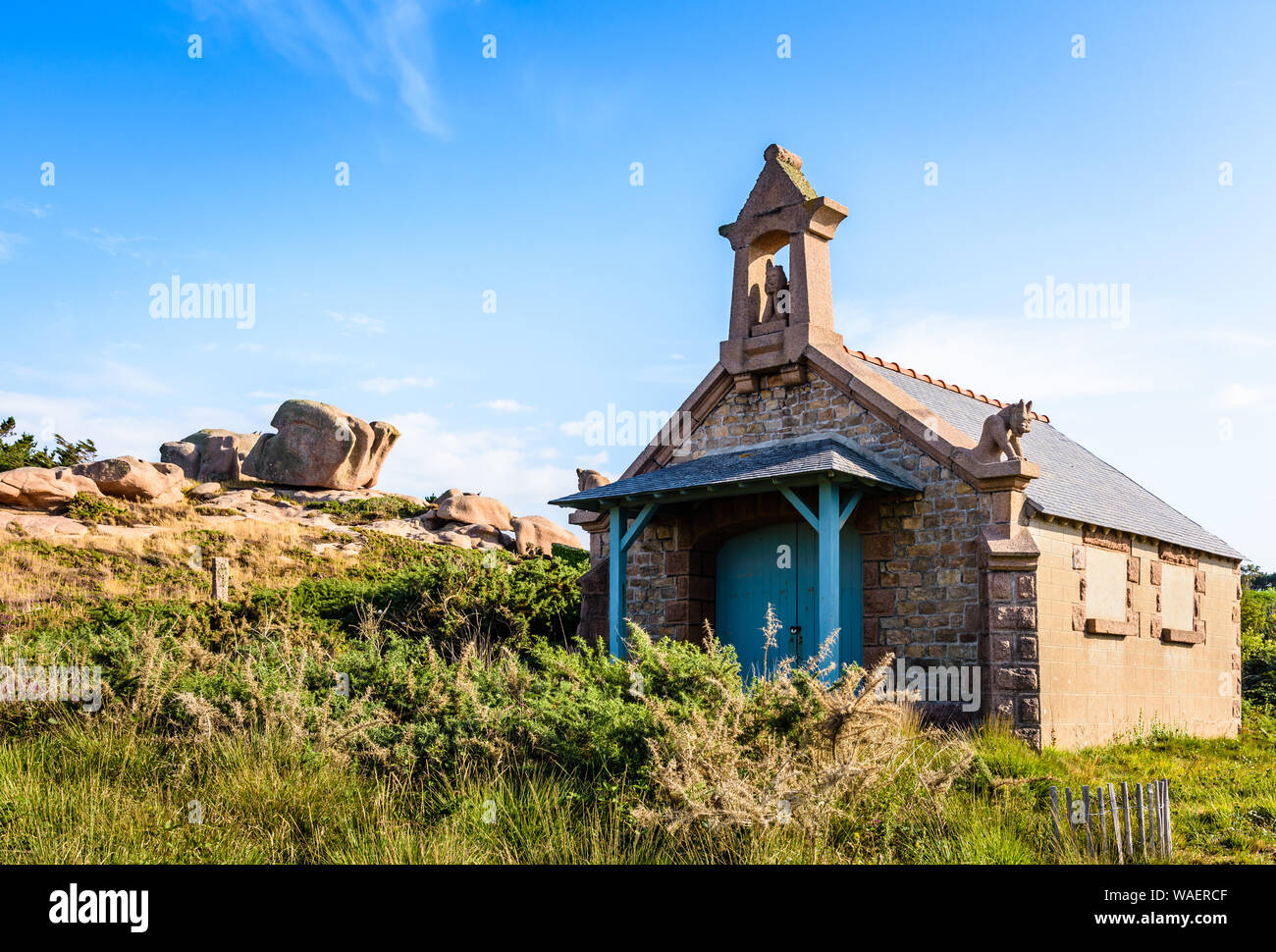 Il Devil's cappella sulla Costa di Granito Rosa nel nord della Bretagna, in Francia, con il suo granito chimere, è in realtà un boathouse. Foto Stock