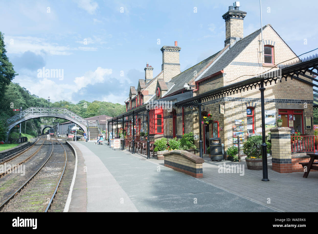 Un quasi deserte piattaforma alla stazione Haverthwaite sul lungolago e Patrimonio Haverthwaite Railway vicino a Ulverston, Cumbria, Regno Unito Foto Stock